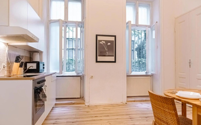 Chic Apartment - Very Central and Well Connected