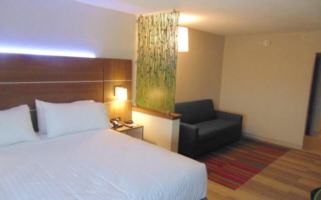 Holiday Inn Express & Suites Wapakoneta by IHG