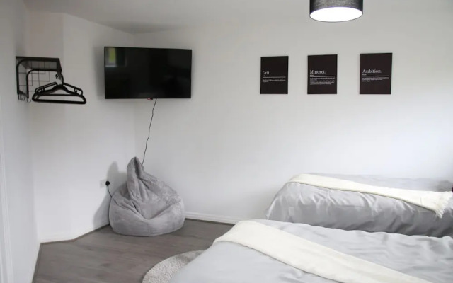 3 Bedroom House Close to City Centre/ Free Parking