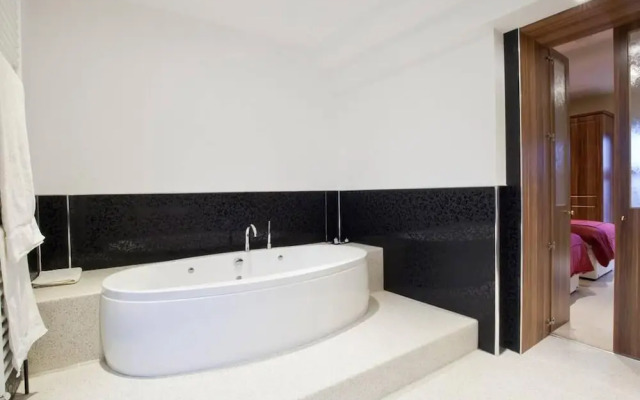 Sapphire - Spacious Apartment Near the Sea