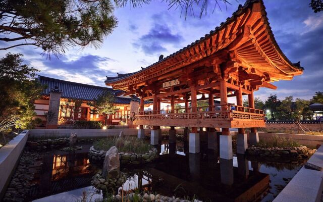 Hanok stay NAMWONYECHON by Kensington