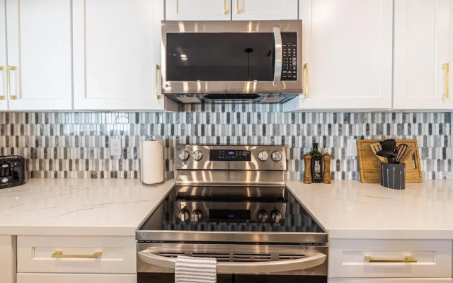 Open Floor Mesa Gable Vacation Home with Heated Pool by Redawning