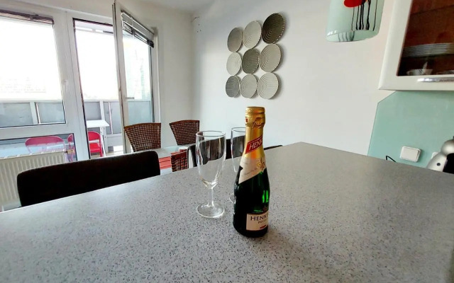 Mischek Tower Apartment with private terrace next to UNO