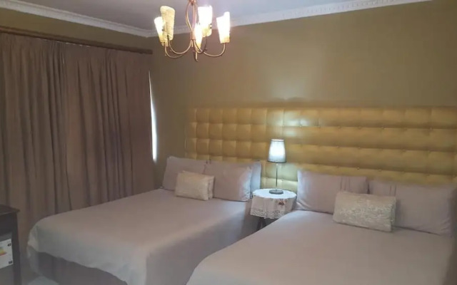 Savoy Lodge With Breakfast Included - Budget Standard Double Room 3