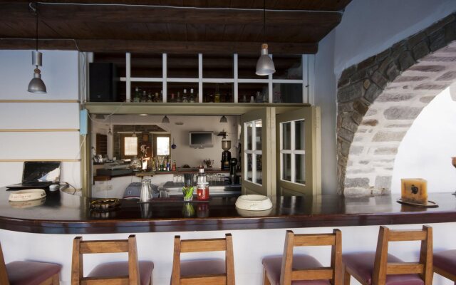 Zefi Hotel & Suites