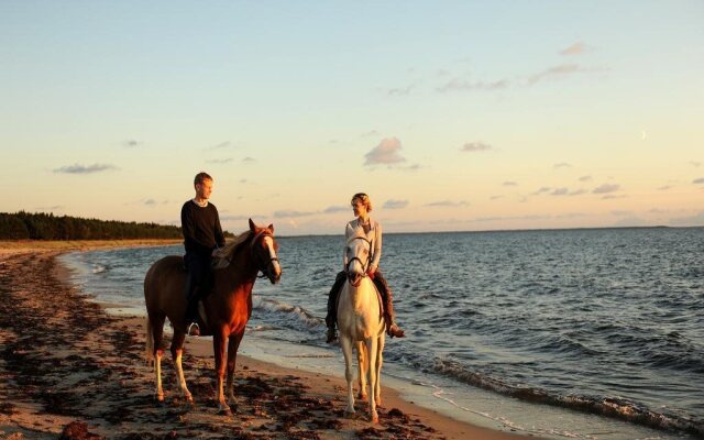 Roosta Holiday Village