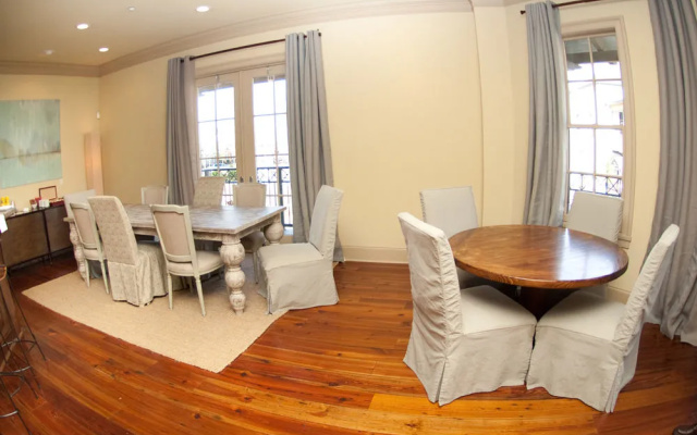 Carriage House Hotel