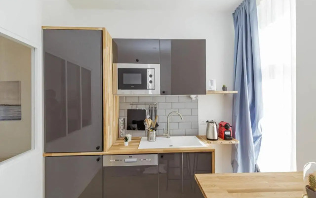NICE 23 m Bright and Renovated - courtyard side