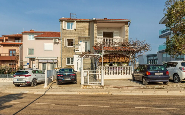 Deluxe Apartment Sandra 1200m From Beach