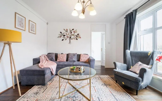 Dwellers Delight Living Ltd Serviced Accommodation, Chigwell, London 3 bedroom House, Upto 7 Guests, Free Wifi & Parking