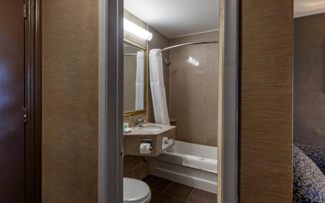 Econo Lodge Inn & Suites Toronto Airport