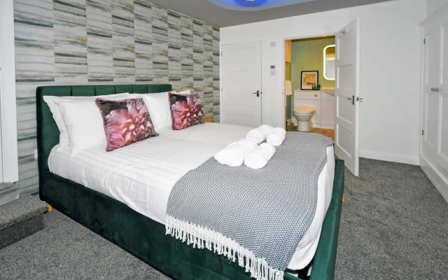 Antrobus Deluxe Apartments by YourStays