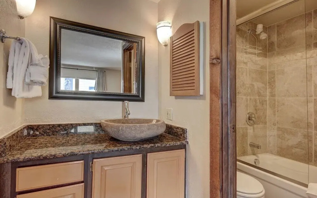 Nice Update Condo - Great Access to Superbee Lift in East Village - AN302 by RedAwning