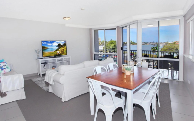 Broadwater Quays 5 - Three Bedroom Water View Apartment, only 2 blocks from Mooloolaba Beach! – Guest Rooms – Mooloolaba