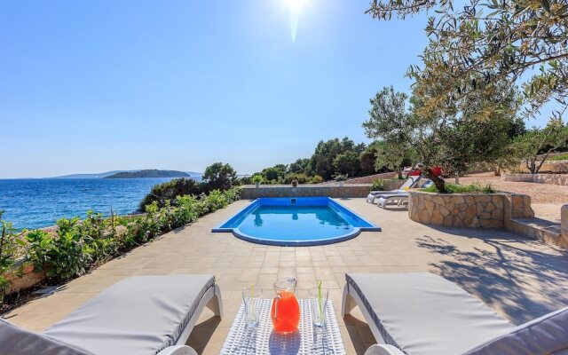 Beachfront Luxury Villa w. Pool & Large Garden