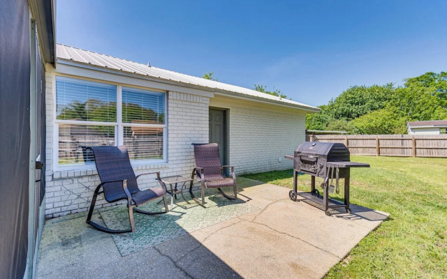 Charming Pensacola Home w/ Screened Lanai & Grill!