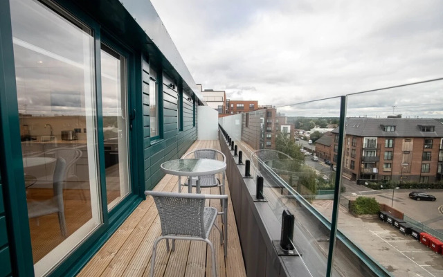 Deluxe & Chic 1 & 2 Bed Apts near Heathrow, Legoland, & Windsor Slough