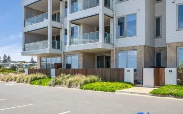 Sea Dunes Luxury Apartment - 10 steps to the beach