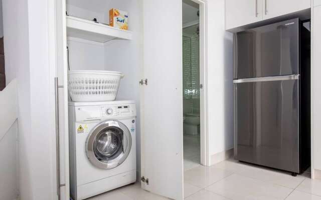 Stylish Executive Apartment With Balcony