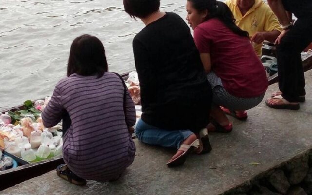 Baan Suan Amphawa