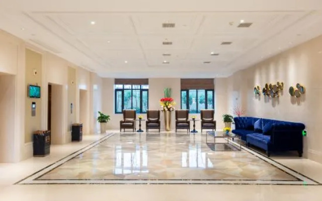 Xianhua Sandalwood Lakeside Hotel