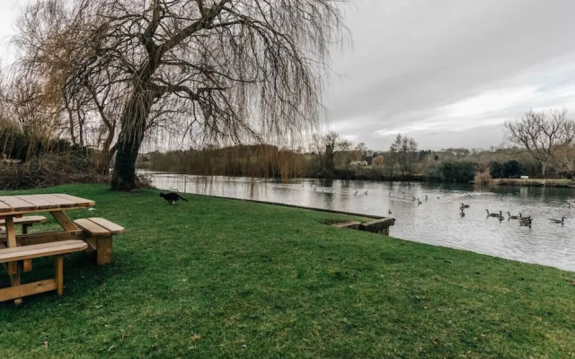 Waterfront Retreat in Hambleden