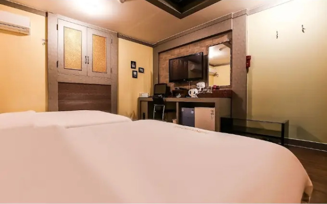 Hera Motel