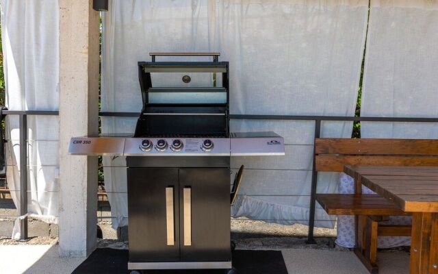 Pool And Garden Apartment Happy Sound