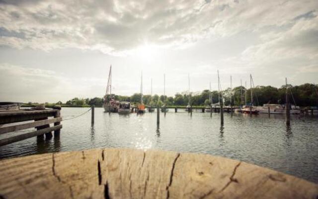 Komfort-Hausboote am Naturhafen Krummin