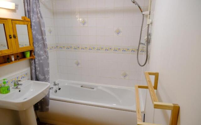 Lovely 1-bedroom apartment with free parking