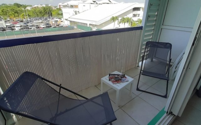 Studio in Le Gosier, with Pool Access, Furnished Balcony And Wifi - 10 M From the Beach