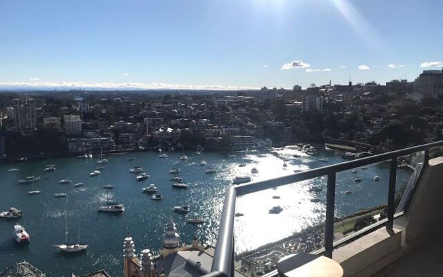 Milsons Point Apartment with Harbour Bridge Views