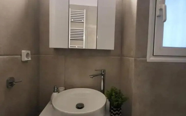 2 bd Renovated Flat at Acropolis