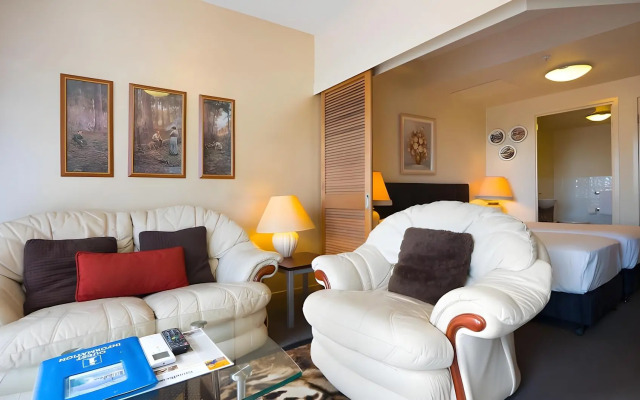 Broadbeach Savannah Hotel & Resort