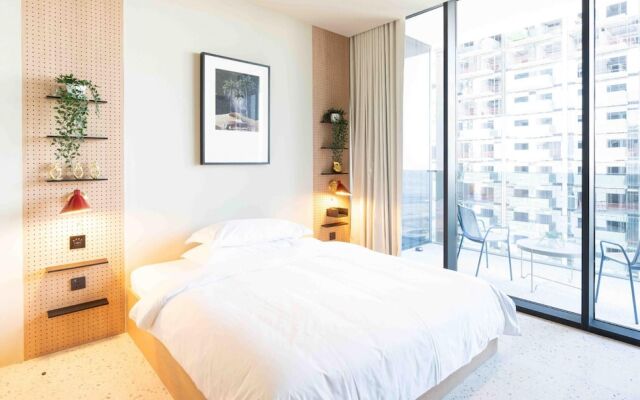 Sleek 1BR w Balcony in Business Bay