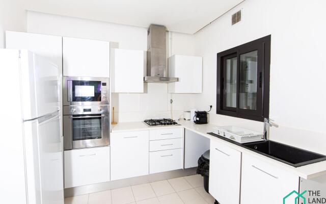 LUXUEUX APT AVEC JARDIN ET GARAGE PRIVéS @ MARSA