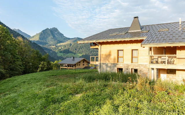 Penthouse with wine climate cabinet, ski lift 1.5 km away.