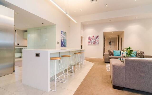 Karaka Luxury Vacation Home with Pool