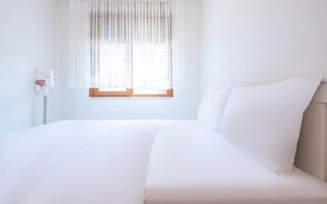 Pleasant Flat Close to Metro Station in Maltepe