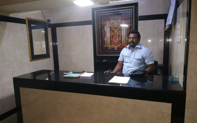 Iroomz Hotel Adhikar