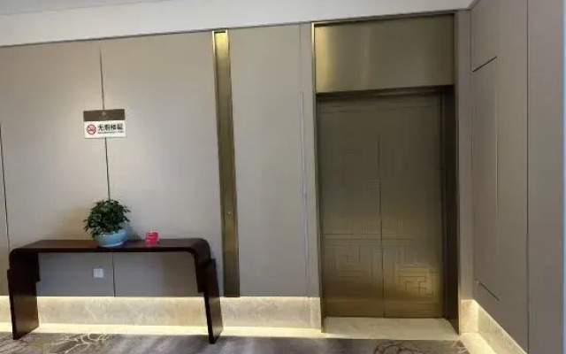 Ying Shan Hong Jinling Grand Hotel