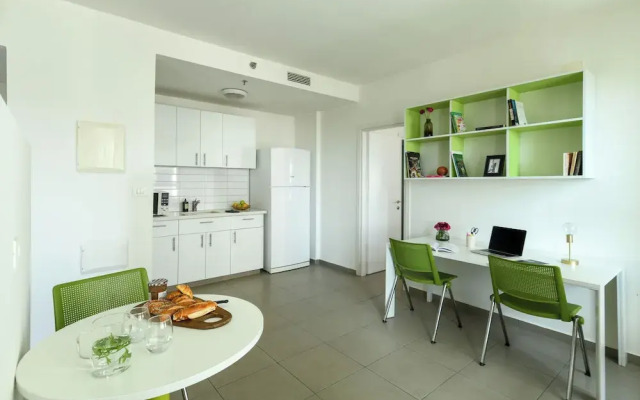 1 BR Apt w living room & learning area