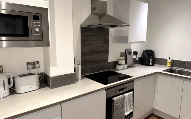 Stylish 2-bed Apt-private Parking-10mins to Centre