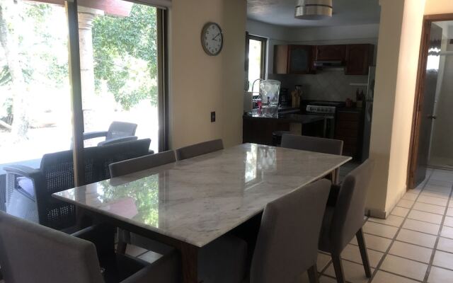 El Jardín De En Medio