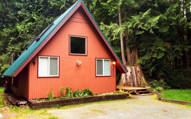 Cedarwood Grove - Two Bedroom Cabin with Hot Tub