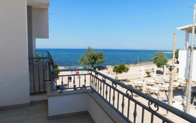 Bilocale con balcone sul mare 107