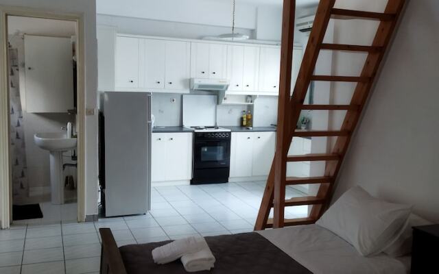 Perissa Art Villa - Kitchen & Washing Machine