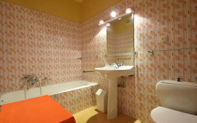 Spacious Seafront Retreat