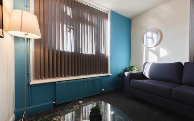 6 bed Residential home with Parking