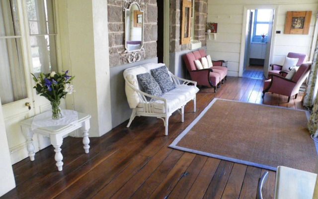 Pacific Heights Holiday Apartments and Munn’s Tower House